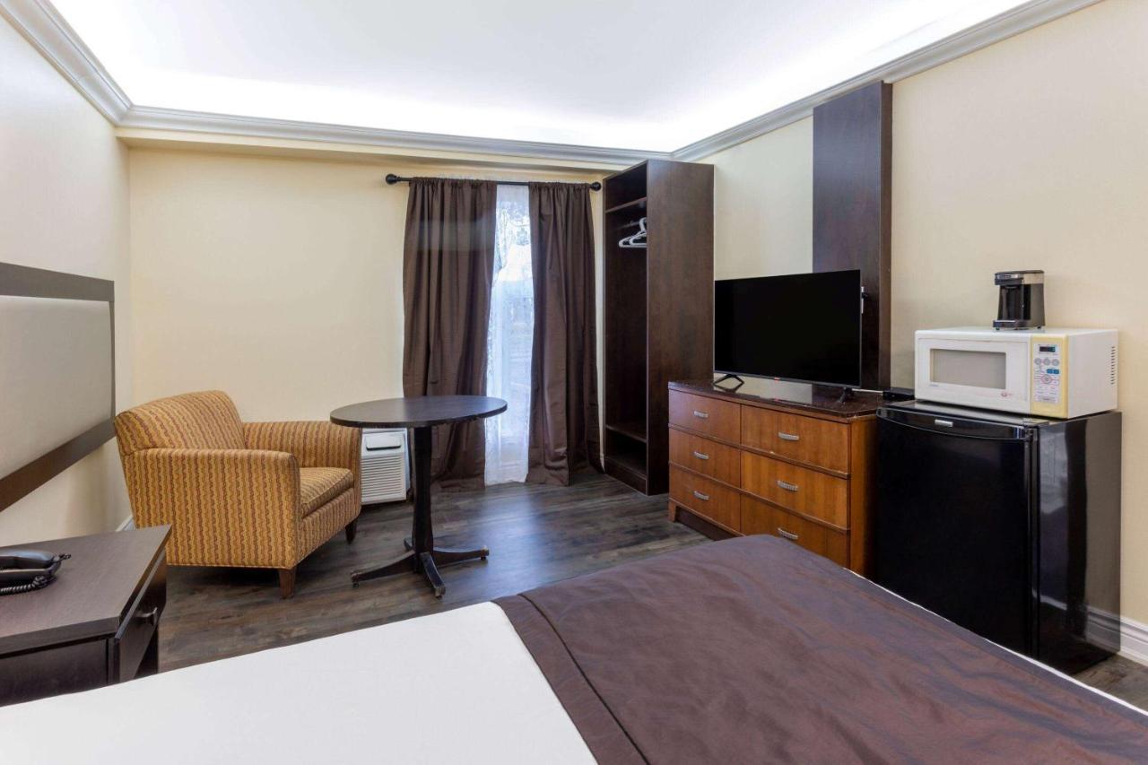 Travelodge By Wyndham Sarnia Exteriör bild